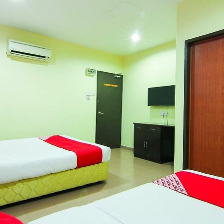 Oyo 43962 Ezzy In Hotel Lumut Εξωτερικό φωτογραφία