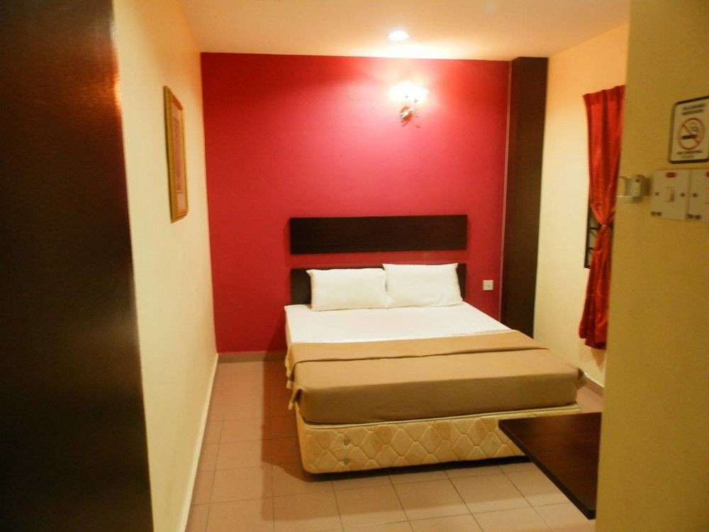 Oyo 43962 Ezzy In Hotel Lumut Εξωτερικό φωτογραφία