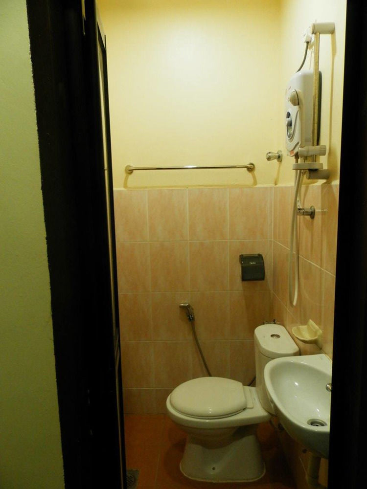 Oyo 43962 Ezzy In Hotel Lumut Εξωτερικό φωτογραφία
