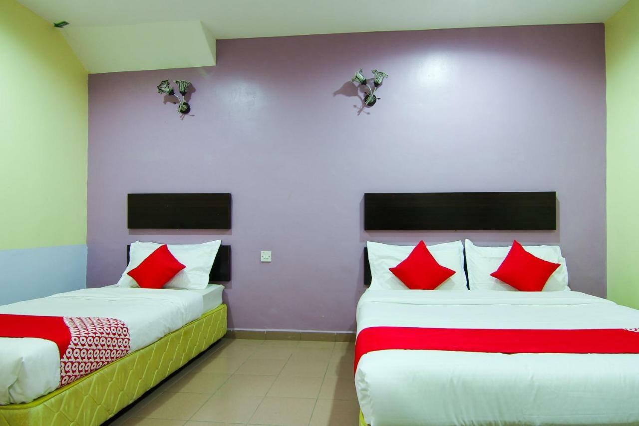 Oyo 43962 Ezzy In Hotel Lumut Εξωτερικό φωτογραφία